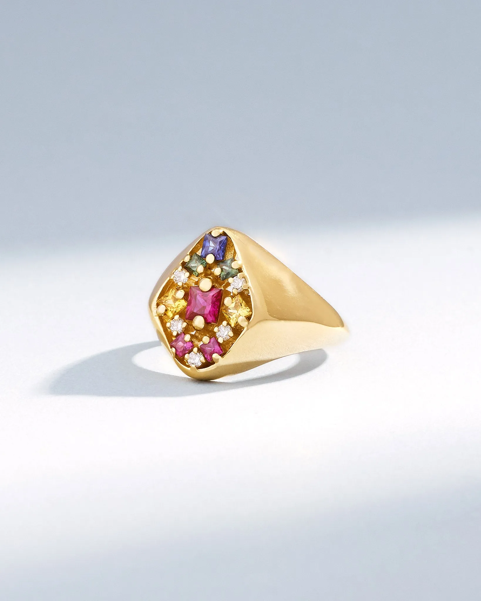 La Fantaisie Star Rainbow Sapphire Signet Ring