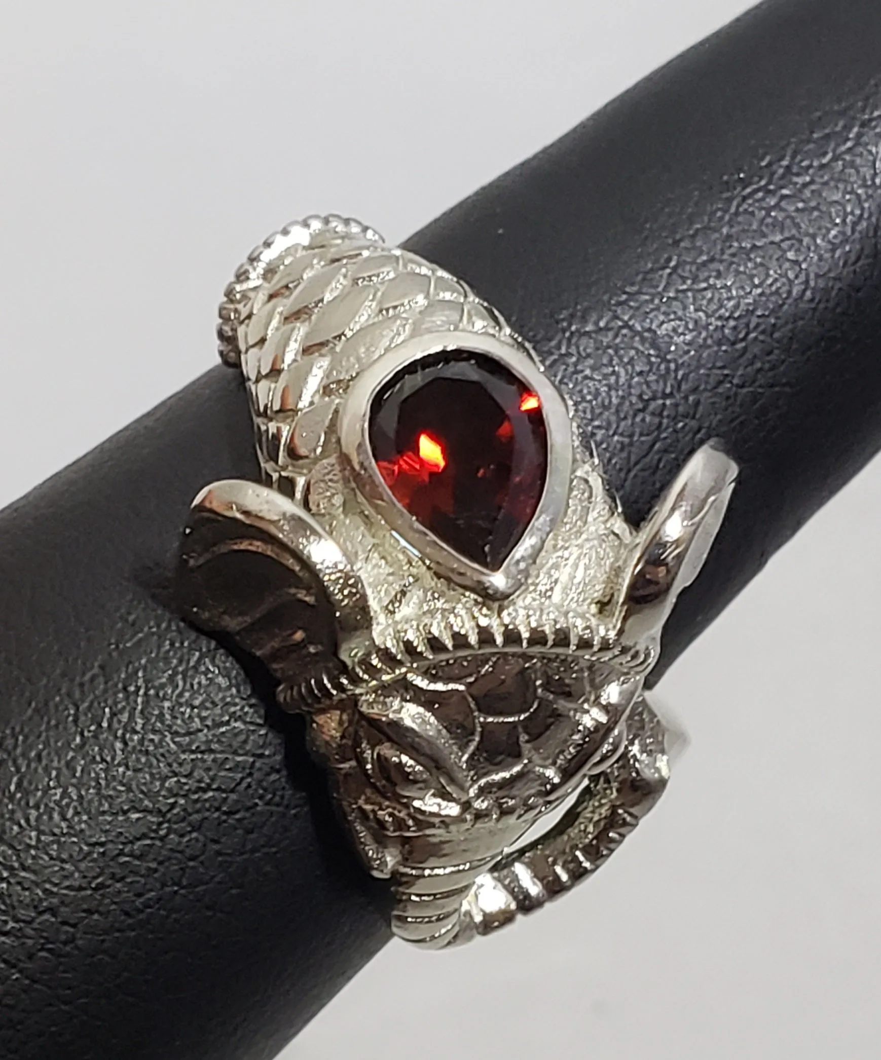 Size 9 Mozambique Garnet 1.25 ctw Elephant Head Ring in Platinum over Copper